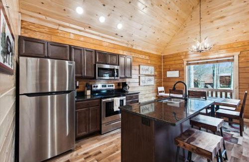 White Oak Lodge House | Happy Vibes Cabin - The Name Says It All!