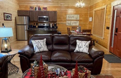 White Oak Lodge House | Happy Vibes Cabin - The Name Says It All!