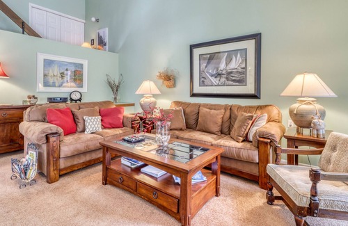 Forest Beach Condo | Harbor Cove condo w/ fireplace, shared pool, and back deck - private beach!