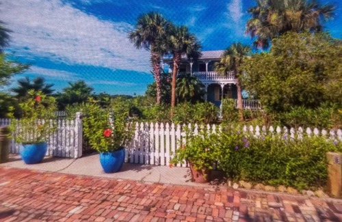 Lincolnville House | HARBOR ISLAND - A GEM IN THE HISTORIC DISTRICT.