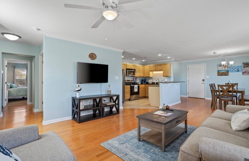 Ocean Springs Condo | Harbor Landing in Ocean Springs. Waterfront. Pool and Boat Slip!