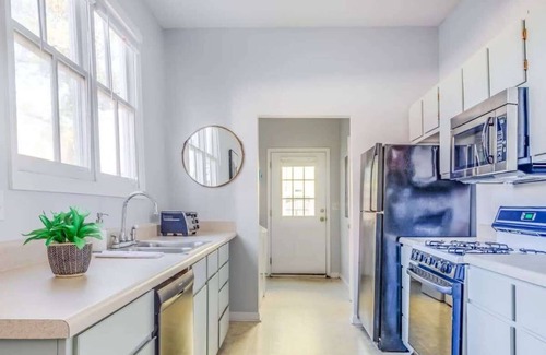 Westside House | Harbor Mist House | Spacious 4BR in DT Charleston!
