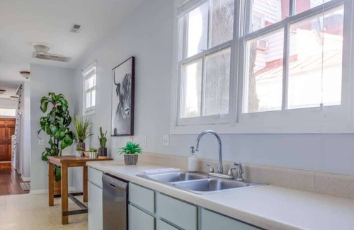 Westside House | Harbor Mist House | Spacious 4BR in DT Charleston!