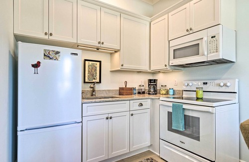 Biloxi Apartment | Harbor Oaks Haven: Walk to Front Beach & Downtown!