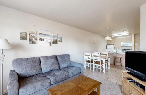 Harbor Village Apartment | Harbor Village Pool Building Condo 104