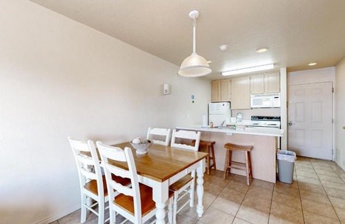 Harbor Village Apartment | Harbor Village Pool Building Condo 104