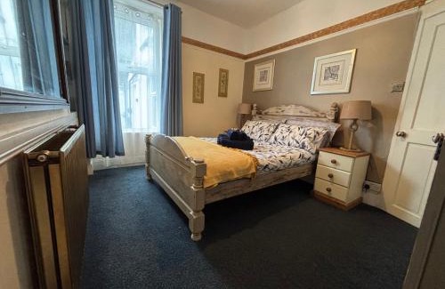 Brixham Apartment | Harbour View Ground Floor Flat with Private Parking, only 5 Mins walk to harbour