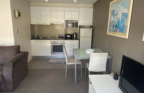 McMahons Point Apartment | Harbourside 45 spacious affordable studio in Harbourfront location