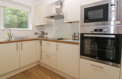 Heligan Cottage | HARCOMBE HOUSE BUNGALOW 2, pet friendly, with pool in Chudleigh