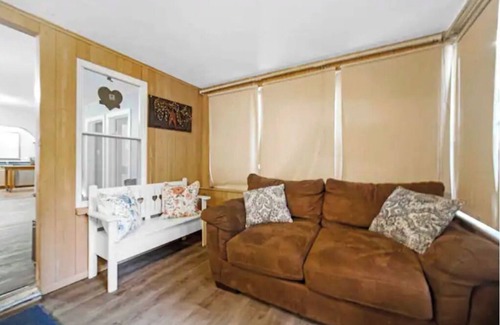 Gary House | HardRock Hideaway - 5br, Cozy, Steps from Casino!