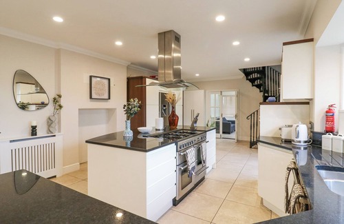 Canvey Island Cottage | HARDY'S WAY 34, pet friendly, with a garden in Canvey Island