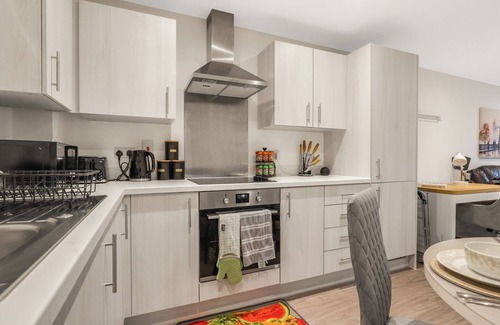 Coventry Apartment | Harmony: 5 Mins to Coventry Centre, Balcony, Fast WiFi & Workspace!
