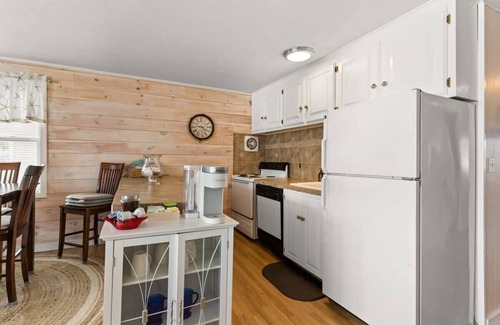 Hampton House | Harris Ave Hideaway | Private Deck | Near Marina
