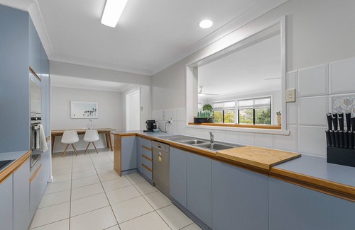Port Macquarie House | Harrys at Shelly Beach - family home with pool