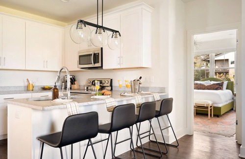 Chestnut Hill Apartment | Hart Suite 9 by AvantStay | Gorgeous Town House w/Modern Amenities!