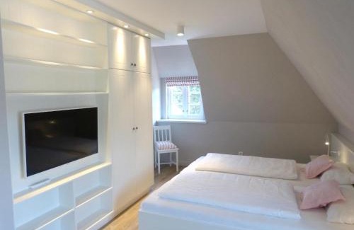 Suddorf House | Haus Strandweg 8 Friesenhaushälfte *Steuerbord*