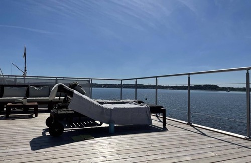 Schleswig Boat Rental | Hausboot Bikini für 4personen mit Großzügiger Dachterrasse am Ostseefjord Schlei