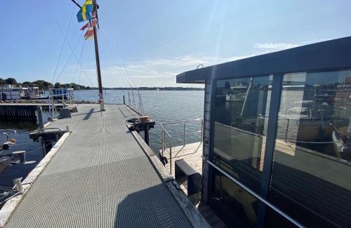 Schleswig Boat Rental | Hausboot Fjord Nordstern mit Dachterrasse in Schleswig