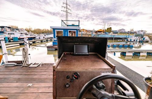 Merzig Boat Rental | Hausboot im Yachthafen Merzig