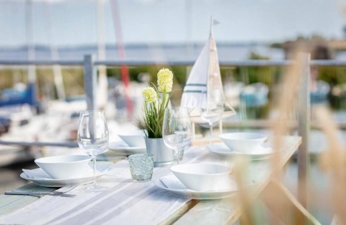 Kragenæs Boat Rental | Hausboot Rán für 5 Pers. mit Großzügiger Dachterrasse in Kragenæs auf Lolland