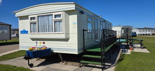 Mablethorpe Resort | Haven Golden Sands Immaculate 3 Bedroom Pet and Autism Friendly 6 Berth Caravan with Large Gated Veranda