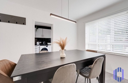 Manchester House | Haven Noir by CEFAS - Pool Table - City & Man Utd
