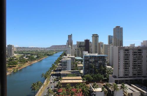 McCully - Moiliili Apartment | Hawaiian Monarch 2010 condo