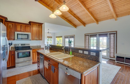 Papa House | Hawaiian Retreat w/Ocean Views in Captain Cook!
