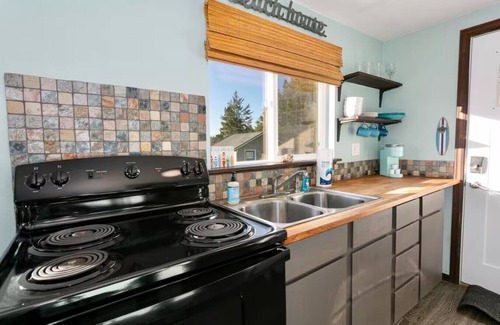 Grayland Cottage | Hawaiian Themed Cottage | Ocean Views