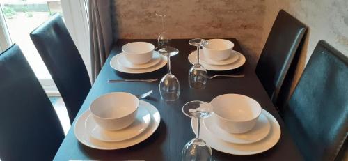 Little Hay Apartment | Hawksworth House in Birmingham near Solihull, near NEC, HS2, JLR, Bear Grylls Centre, Resorts World and Birmingham airport with a garage and free parking, great for families and contractors