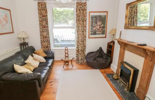 Pembroke House | Hawthorn House