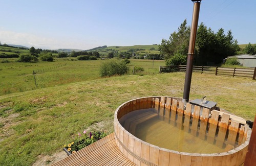 Llangurig Cottage | HAWTHORN HUT, pet friendly, with hot tub in Llangurig
