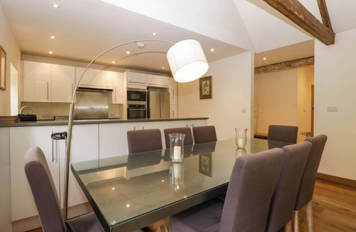 Brimpsfield Cottage | HAZEL MANOR WING, pet friendly, with open fire in Painswick