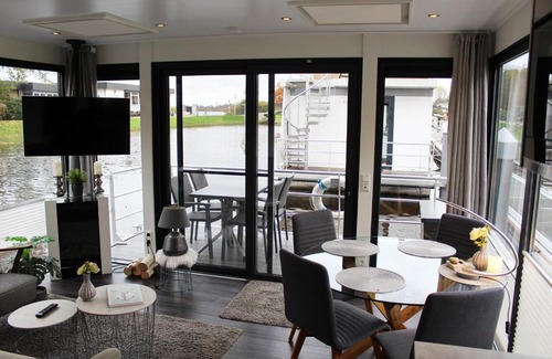 Bad Bederkesa Boat Rental | HB 4 - Hausboot Bad Bederkesa