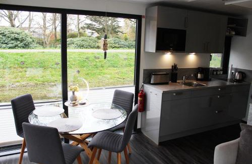 Bad Bederkesa Boat Rental | HB 4 - Hausboot Bad Bederkesa