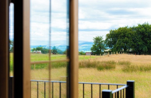 Pentrefelin Cottage | HEAD FOR THE HILLS GLAMPING - SKYLARK SHEPHERD'S HUT in Llandeilo
