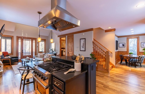 Elk Park House | Headwaters Hideaway 2 bed 2 and a half bath home in gated community near Banner Elk