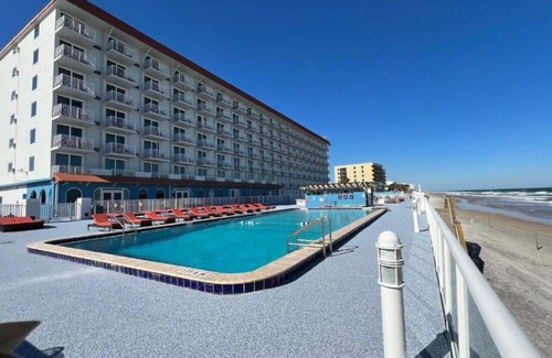 Ormond Shores Condo | Hear the Atlantic waves in this Studio resort apt in Ormond Beach with vacation amenities