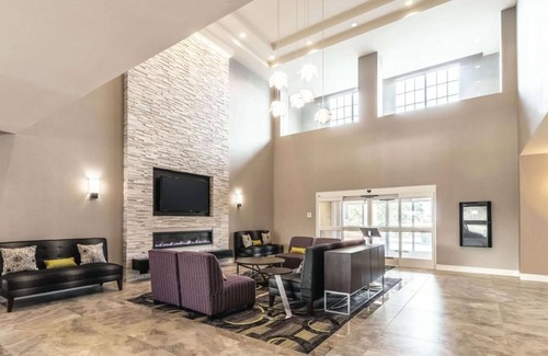 Arlington Hotel | Heart of Adventure: Relax in Comfort Near Six Flags & AT&T Stadium!