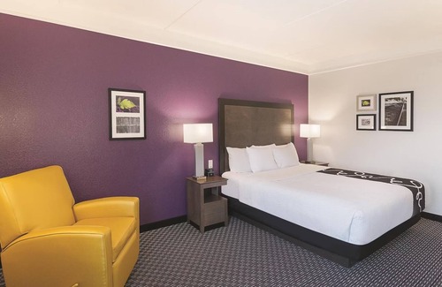 Arlington Hotel | Heart of Adventure: Relax in Comfort Near Six Flags & AT&T Stadium!