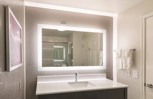 Arlington Hotel | Heart of Adventure: Relax in Comfort Near Six Flags & AT&T Stadium!