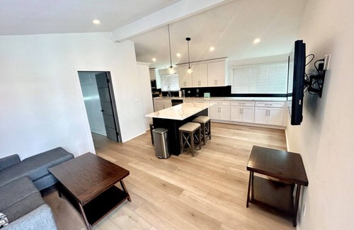 Corona del Mar House | Heart of Corona Del Mar! Chic Bungalow! 10 minute walk to the beach/Steps to downtown!