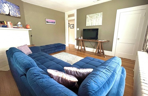 East End - Valley Street Apartment | Heart of Downtown with Parking - Bright, Historic
