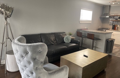 Knox - Henderson Apartment | Heart of Henderson - Modern with Comfy King Bed