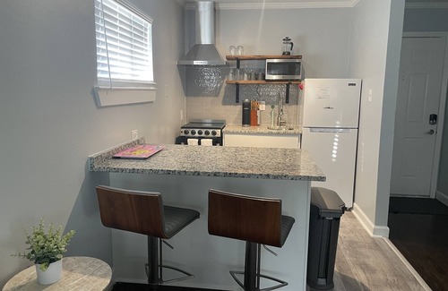 Knox - Henderson Apartment | Heart of Henderson - Modern with Comfy King Bed