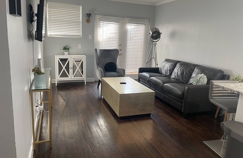 Knox - Henderson Apartment | Heart of Henderson - Modern with Comfy King Bed