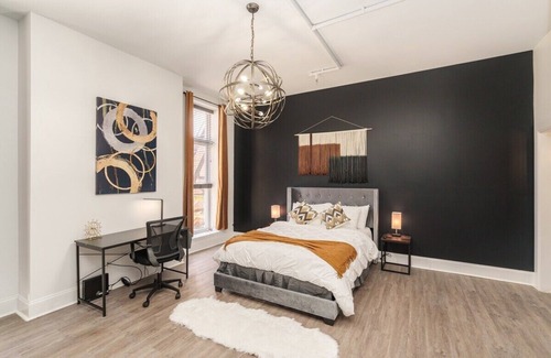 Downtown Baltimore Apartment | Heart of mt vernon 400Mbps Netflix Smart TV A/C