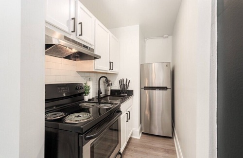 Downtown Baltimore Apartment | Heart of mt vernon 400Mbps Netflix Smart TV A/C