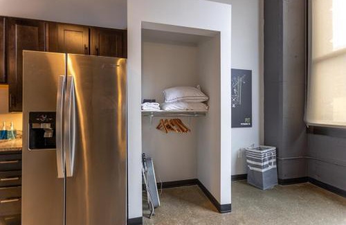 Strip District Apartment | Heart of Strip District - King Bd - Rooftop and Gym
