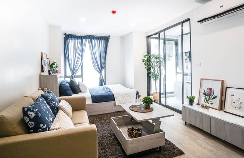 China Town Apartment | Heart of Chinatown. The place is rich with street food!
